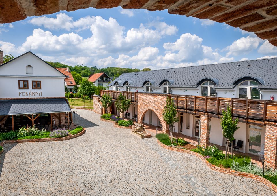 Slatinové lázně vs. wellness pobyty: kdy potřebujete léčbu a kdy stačí relax?