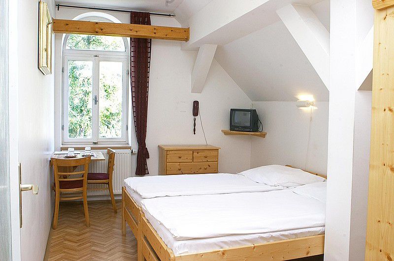 Hotel Říp - hlavní budova v lázních Mšené